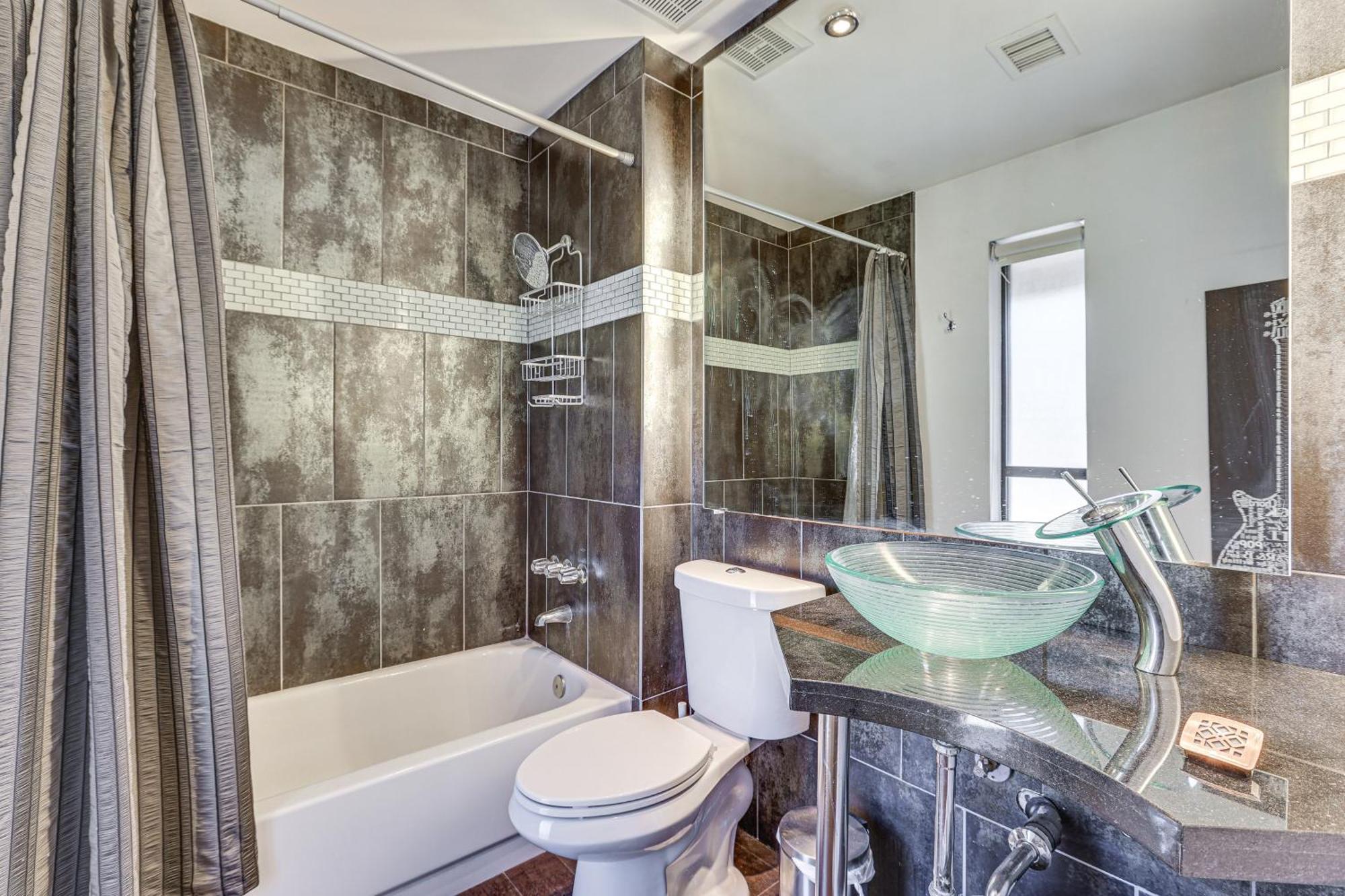 Elegant 16 Mi To Downtown! *