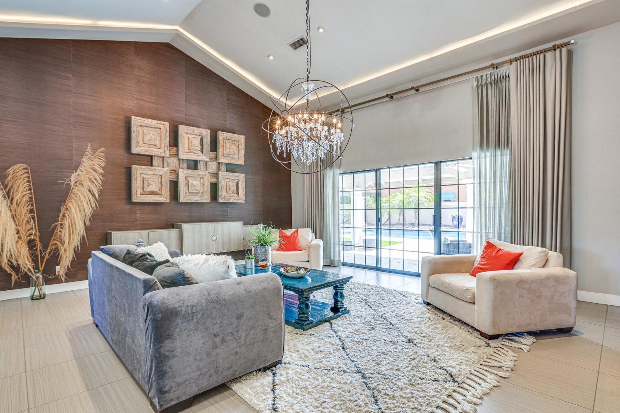 Elegant 16 Mi To Downtown! *